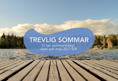 Brygga_vatten_skog_sommarhimmel och blå bubbla med texten Trevlig sommar och info om när kansliet har sommarstängt