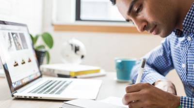 Man antecknar med datorn framför sig