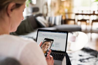 Kvinna har videosamtal