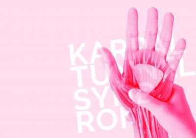 Höger hand håller om vänster hand i genomskärning med texten karpaltunnelsyndrom i bakgrunden