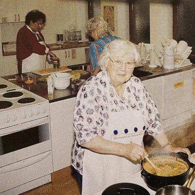 Damer lagar mat i SSDF:s kurskök