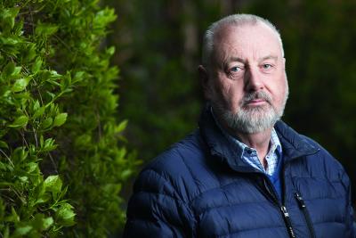 Thomas Magnusson bredvid en buske