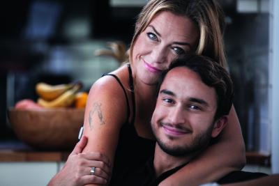 Linnea Deb håller om David Borges Almstrand