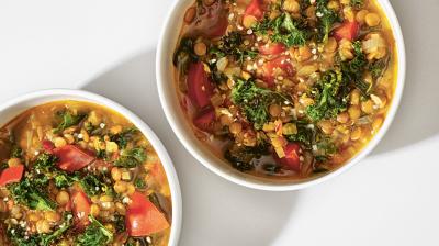 Färgglad Kale me Tomatoe soppa i vita skålar