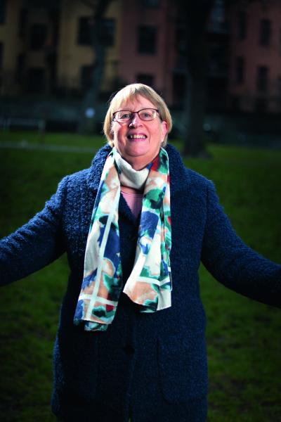 Lena Insulander hälsar fler kursdeltagare välkomna med öppna armar