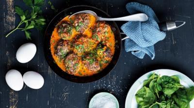 Köttfärsbiffar med ajvar och fetaost i stekpanna