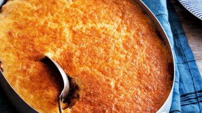 Närbild på Moussaka utan socker och en sked redo att lägga upp med
