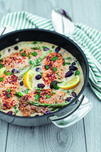 Gryta med krämig örtkyckling i citron och vitlökssås. 