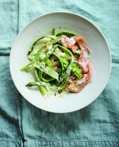 Tallrik med Sparrisspagetti med varmrökt lax och citrongrädde