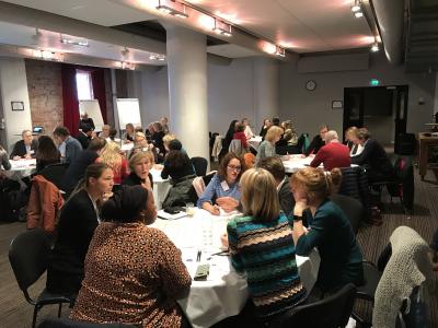 Konferensdeltagare jobbar i grupper