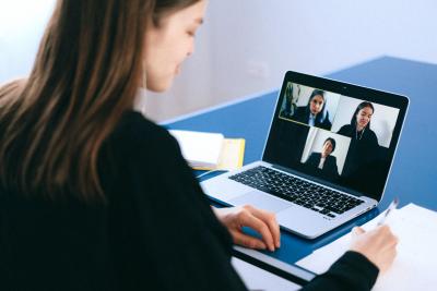 en kvinna sitter framför datorn på en digital kurs