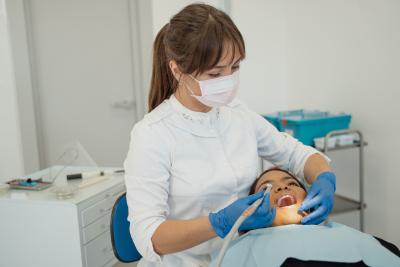 tandläkare undersöker en patient