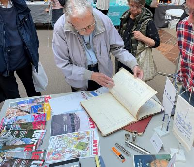 Harald Sturesson tittar i en bok