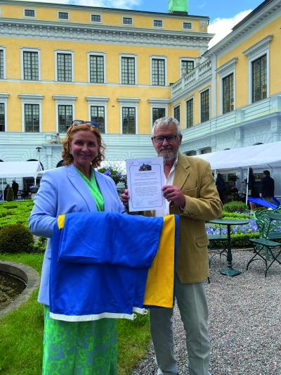 styrelseledamöter tar emot flagga