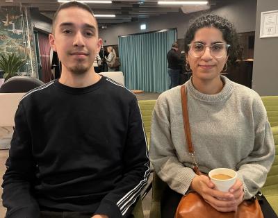 Claudio och Melina är här för att få lite tips om hur man lever med diabetes, hur man hanterar vardagen och lära sig hur man gör i olika situationer. Claudio är med som stöd. ”Det blir ju lite förändringar nu när Melina har fått diabetes, som med nyttigare mat till exempel och det har jag inget emot” säger han.