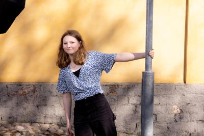 fredrika håller i lyktstolpe