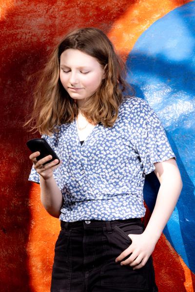 fredrika kollar mobilen