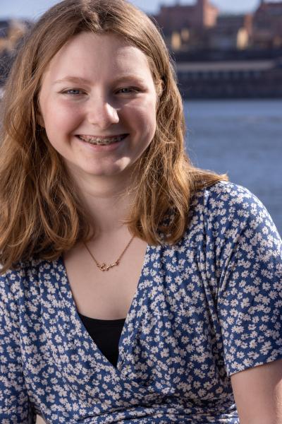 fredrika ler
