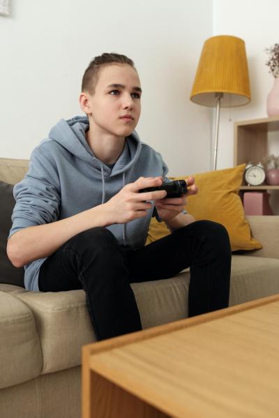 en kille spelar Tv-spel