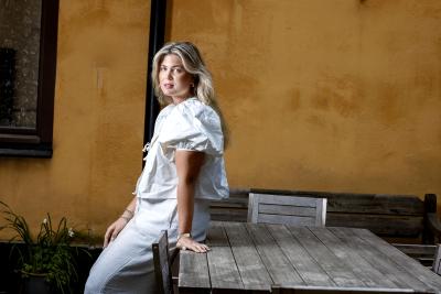 Domino sitter på bord