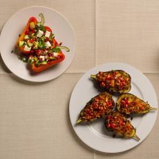 Tallrikar med grillad paprika med fetaost och aubergine med lamm och granatäpple på