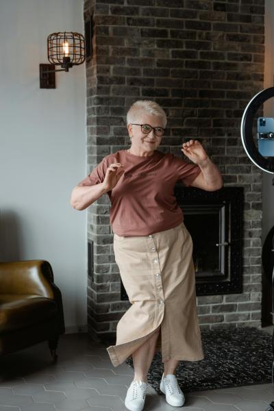 Kvinna som dansar hemma