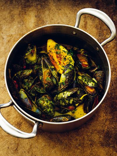 Blåmusslor i gryta med chiliflakes och hackad koriander med mera