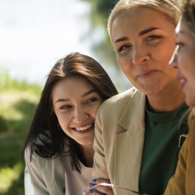 Närbild tre kvinnors ansikten utomhus