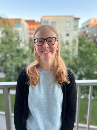 Specialistläkare Karin Bergen på en balkong