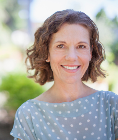 kvinna i prickig klänning