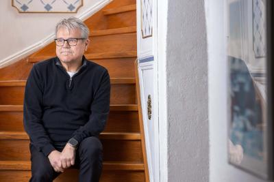 bengt sitter i trappan