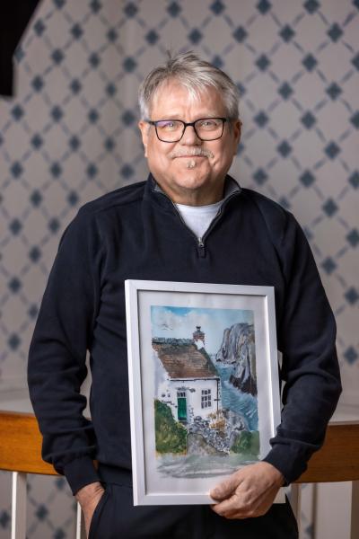 bengt visar upp en tavla han har målat