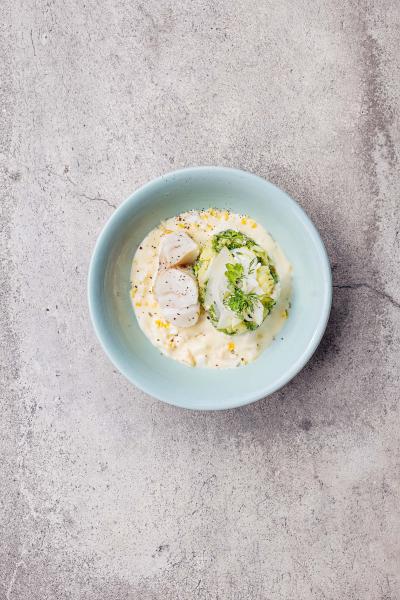Ljusblå skål med en bit torsk, potatisstomp med örter och äggsås 2.0