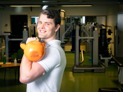 daniel möller tränar på gymmet
