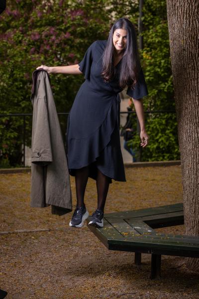 lina håller i kappan
