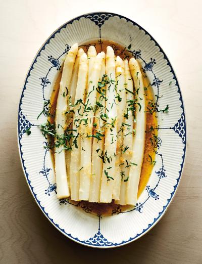 Uppläggningsfat med vit sparris och semmelbutter på
