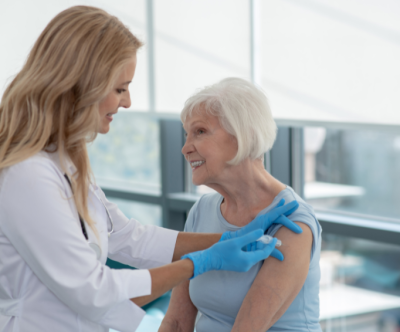 en äldre kvinna får vaccin